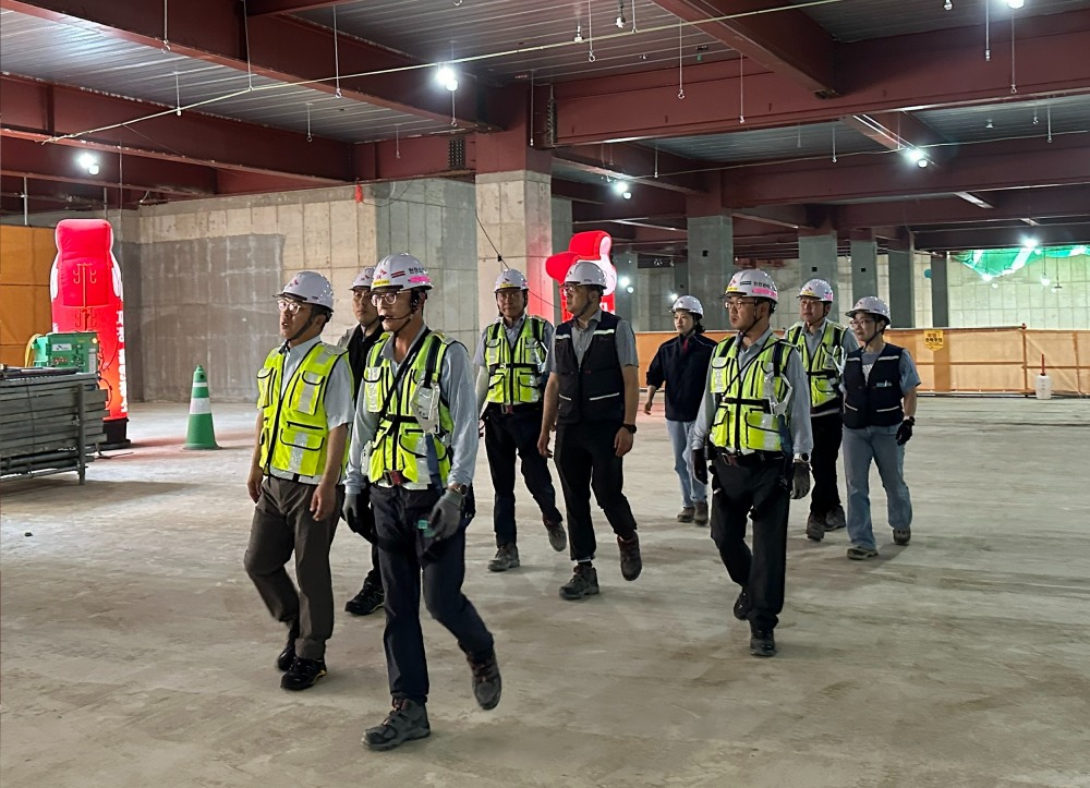 임재욱 SK에코플랜트 CSO(최고안전책임자, 왼쪽 첫번째)가 현장을 방문해 작업장 안전관리실태와 온열질환 예방활동 이행상태를 점검하는 모습.(사진=SK에코플랜트)