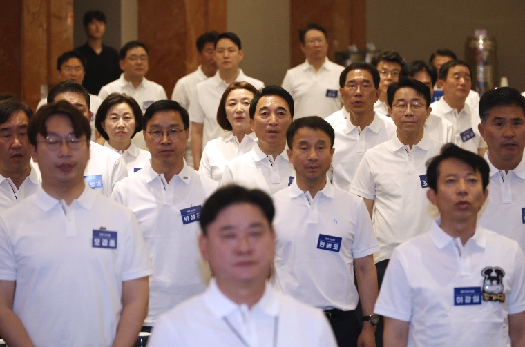 박수현, 위성곤 의원 등이 국민의례를 하고 있다. (사진=연합뉴스)