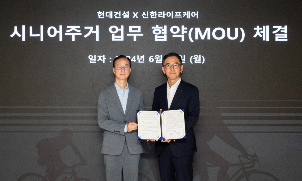 서울 종로구 현대건설 본사에서 현대건설 이동훈 개발사업부장(가운데)과 신한라이프 김순기 전략기획그룹장(왼쪽), 신한라이프케어 우석문 대표(오른쪽)가 시니어 주거 개발 협력에 관한 업무협약을 체결한 후 기념사진을 촬영하고 있다.(사진=현대건설)