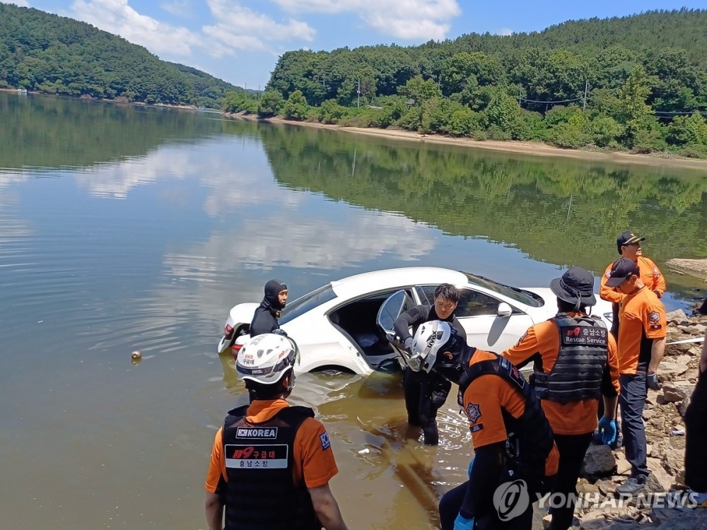 저수지에 빠진 차량 인양하는 소방당국.(사진=충남 서천소방서 제공)