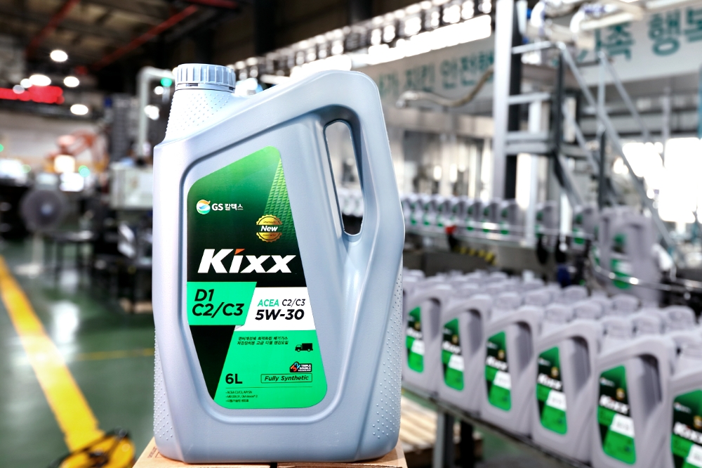 GS칼텍스 인천 윤활유공장의 ‘윤활유 용기 자동화 생산 현장’ 배경의 ‘GS칼텍스 신규 개발 6L용 윤활유 용기’.(사진=GS칼텍스)