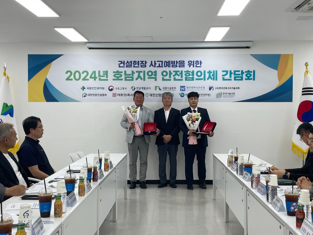 왼쪽부터 신촌리 575-3번지 다가구주택 신축공사 박진홍 소장(대호종합건설(주)), 국토안전관리원 호남지역본부 강영구 본부장. (사진=국토안전관리원)