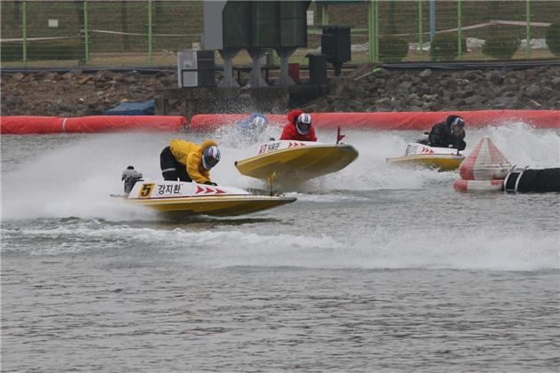 미사리경정장에서 출전 선수들이 거센 바람 속에 턴마크를 돌며 경합을 벌이고 있다. (사진=국민체육진흥공단)