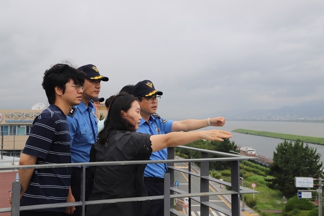 7월 8일 김형민 부산해경서장이 한국수자원공사 부산지사를 방문하여 낙동강 하구를 점검하며 집중 호우시 안전대책을 논의하고 있다.(제공=부산해경)