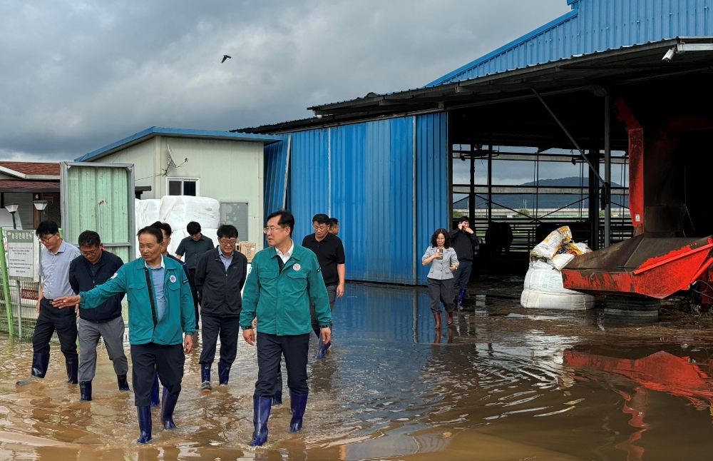 10일 전북 익산의 침수 피해 축산 농가를 찾은 안병우 농협 축산경제대표이사(사진 앞쪽 오른쪽)가 피해현장을 점검하고 있다. 사진=농협중앙회