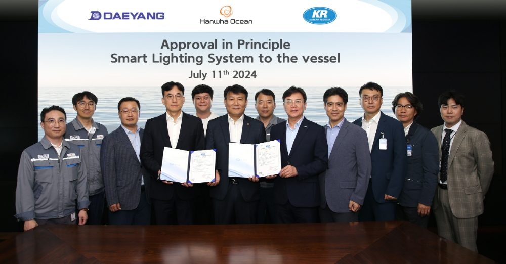 한화오션 서행명 상무(왼쪽에서 6번째), 대양전기공업㈜ 서영우 대표이사(왼쪽에서 4번째), KR 연규진 도면승인실장(왼쪽에서 8번째) 등 3社 관계자가 스마트 조명 제어 시스템 개념승인 수여식을 마친 뒤 기념촬영을 하고 있다.(사진=한화오션)