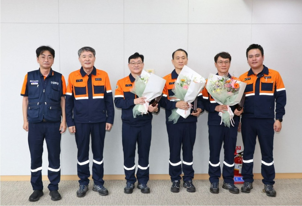 (왼쪽부터) 김성호 포스코노동조합 위원장, 이시우 포스코 대표이사 사장, 서정훈 과장, 이원종 파트장, 정원채 파트장, 이본석 포스코 노경협의회 전사 근로자 대표.(사진=포스코)