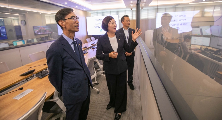 전진숙 (가운데) 국회의원 (사진=의원실)