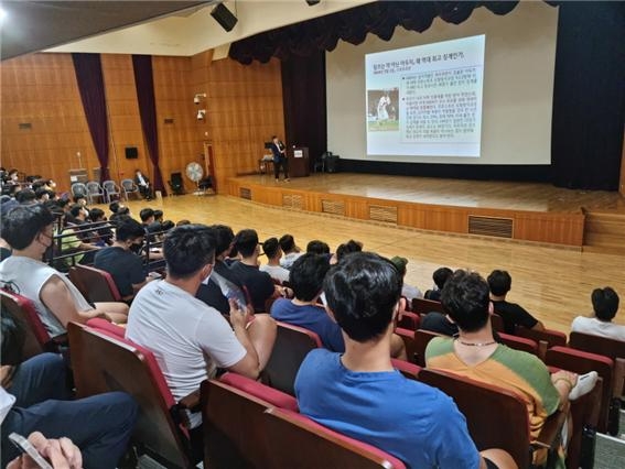 경륜 선수들이 금지약물 복용 예방 교육을 수강하고 있다.(사진=국민체육진흥공단)
