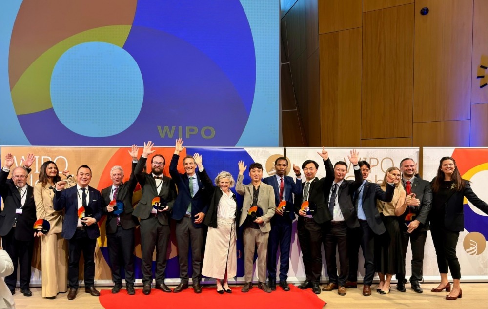 에이트테크 박태형 대표(가운데), 특허법률사무소 엘프스 이상열 대표변리사(우측 5번째). / 엘프스 제공