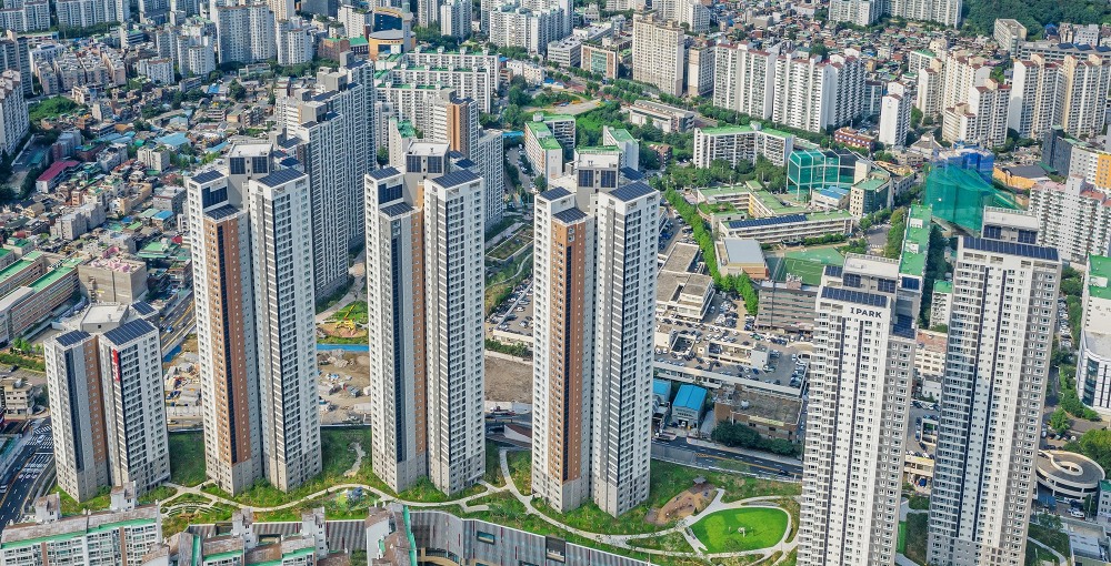 고척아이파크에는 옥상과 벽면에 태양광 패널이 설치되어 태양광 에너지를 활용하고 있다.(사진=HDC현대산업개발)