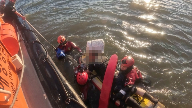 21일 중앙해양특수구조단에서 몰운대 해상에서 A씨를 구조하고 있다.(제공=부산해경)
