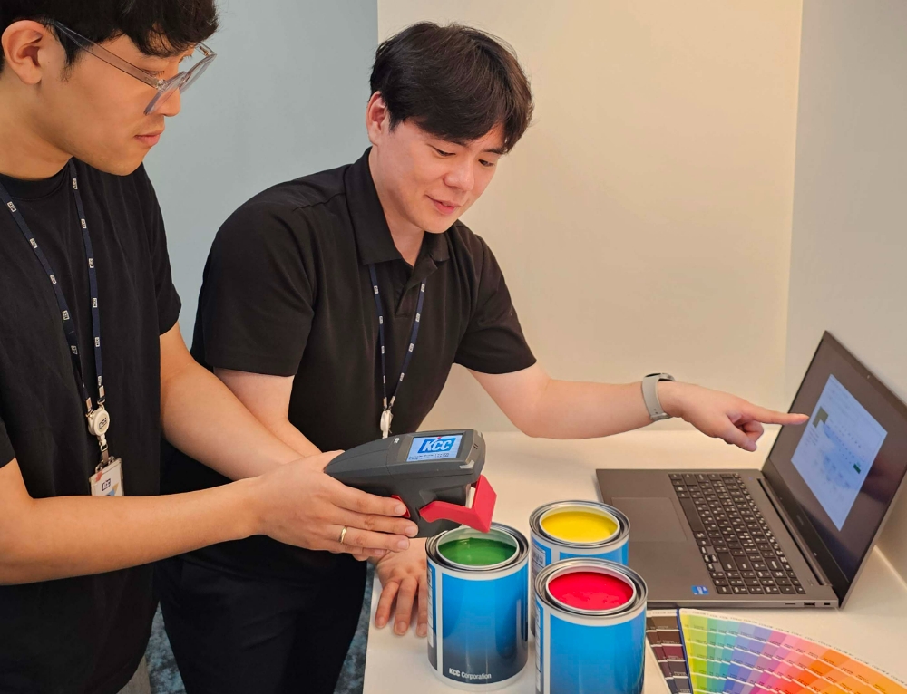 KCC 중앙연구소에서 AI 기반의 무도장 조색시스템을 이용해 비접촉 방식으로 액상의 도료를 측색하고 있다.(사진=KCC)