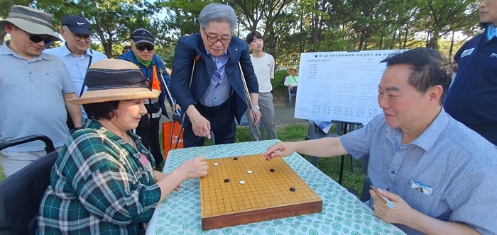 작년 바다축제 때 바둑게임 하는 모습.(제공=부산장애인총연합회)