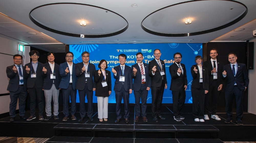 7월 25일(목) 서울에서 개최된 ‘제7차 공단-BASt 교통안전 심포지엄’에 참석한 한국교통안전공단 권용복 이사장(사진왼쪽에서 일곱번째)과 BASt 마커스 외저 청장(사진 왼쪽에서 여덟번째) 등 참석자들이 함께 기념사진을 찍고 있다.(사진=TS)