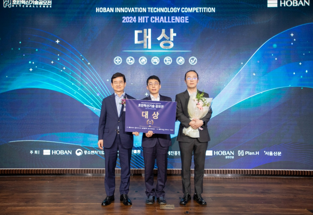 (왼쪽부터) 호반그룹 김선규 회장, ㈜올링크 김경동 대표, ㈜올링크 김정환 수석.(사진=호반그룹)