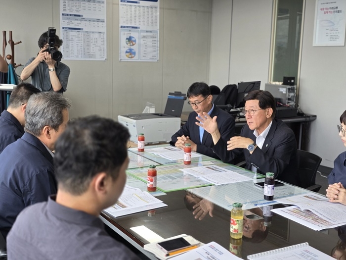 정종복 기장군수가 코레일 관계자에게 KTX-이음 기장군 정차의 당위성을 피력하고 있다.(제공=부산 기장군)