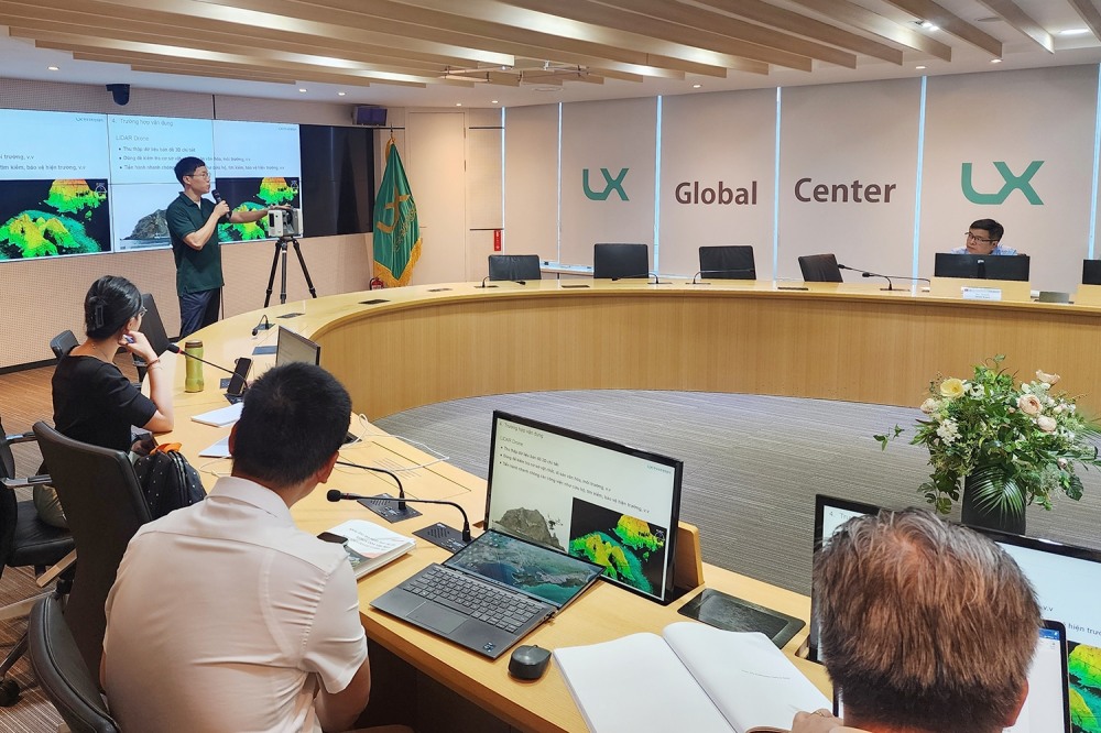 베트남 건설부 공무원들이 LX글로벌센터에서 진행된 국토계획ㆍ도시개발 및 공간정보 분야 전문가 강연을 듣고 있다.(사진=LX한국국토정보공사)