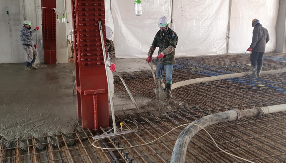 국내의 한 DL이앤씨 건설 현장에서 ‘내한 콘크리트’를 타설하고 있는 모습.(사진=DL이앤씨)