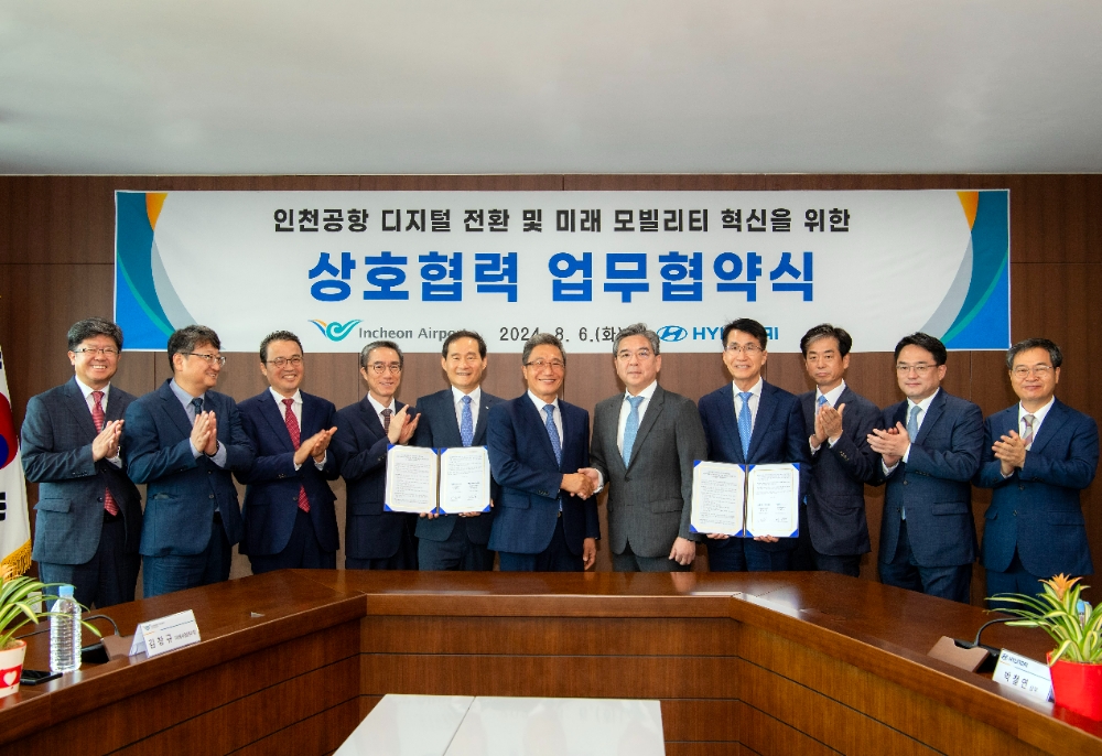 (왼쪽부터) 인천국제공항공사 신가균 기획조정실장, 김창규 미래사업본부장, 주견 인프라본부장, 유구종 운영본부장, 김범호 부사장 직무대행, 이학재 사장, 현대차 장재훈 사장, 전략기획실 김동욱 부사장, 이항수 전무, 박철연 상무, 신승환 상무가 기념 촬영을 하고 있다.(사진=현대자동차)