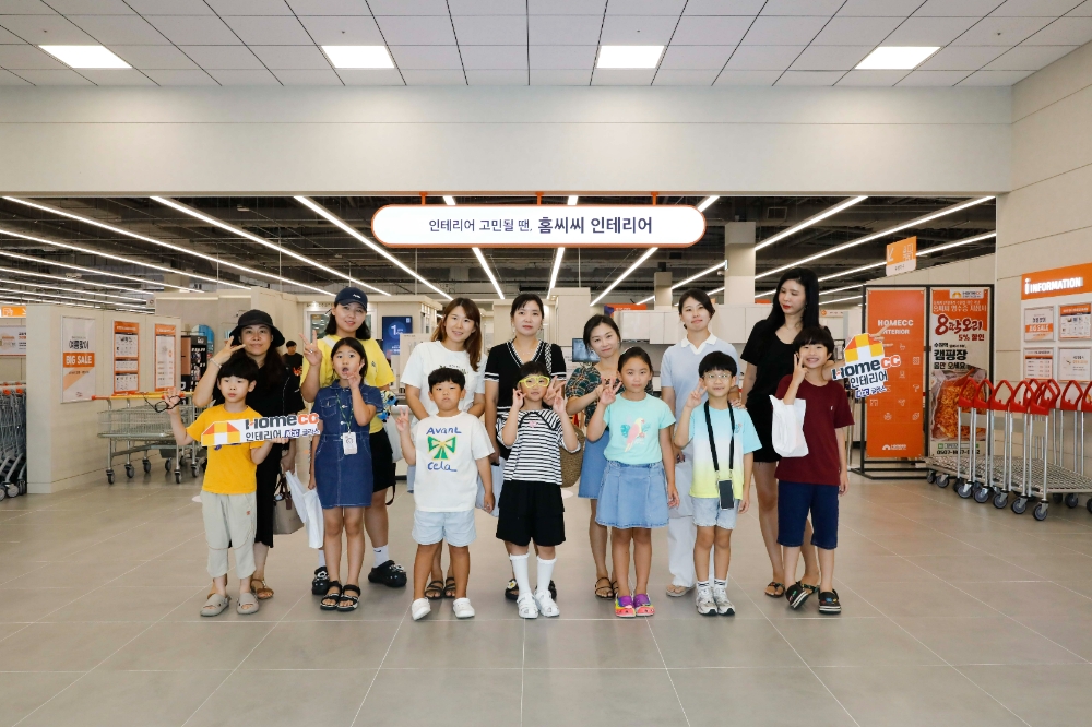 교육 프로그램 참여 아동들이 가족과 함께 '홈씨씨 인테리어 수원점'에서 기념촬영을 하고 있다.(사진=KCC글라스)