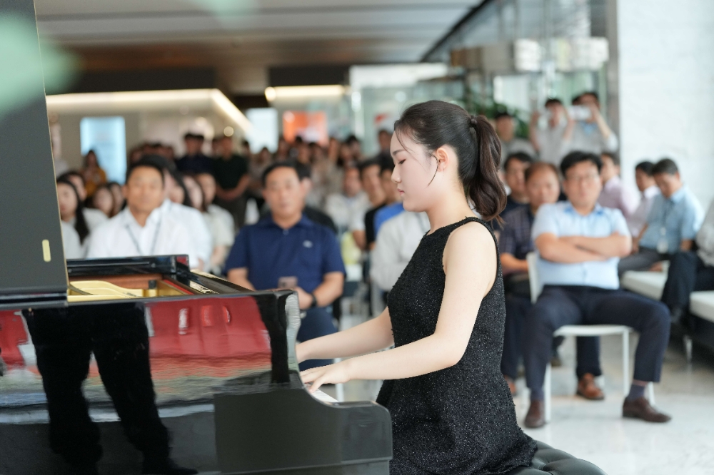 KCC 서초동 사옥 로비에서 KCC 직원의 자녀가 피아노를 연주하고 있다.(사진=KCC)