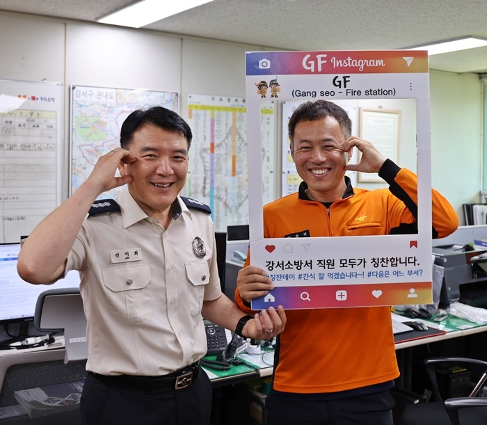 박준태 소방위(사진우측)가 진익희 소방령과 기념촬영.(제공=부산소방재난본부)