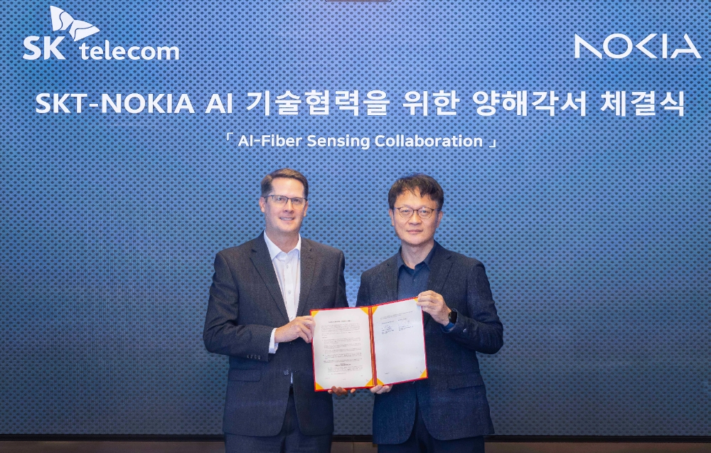 왼쪽부터 존 해링턴(John Harrington) 노키아 아시아태평양 사장과 류정환 SK텔레콤 인프라 전략기술CT담당이 협약서에 서명하는 모습. 사진=SK텔레콤
