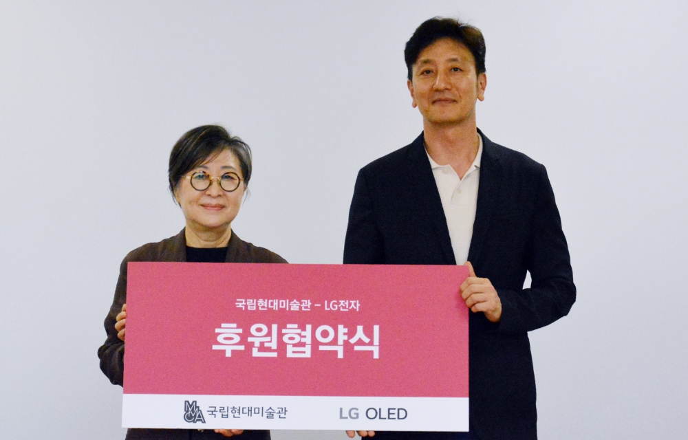 왼쪽부터 국립현대미술관 김성희 관장, LG전자 오승진 한국HE/BS마케팅담당. 사진=LG전자