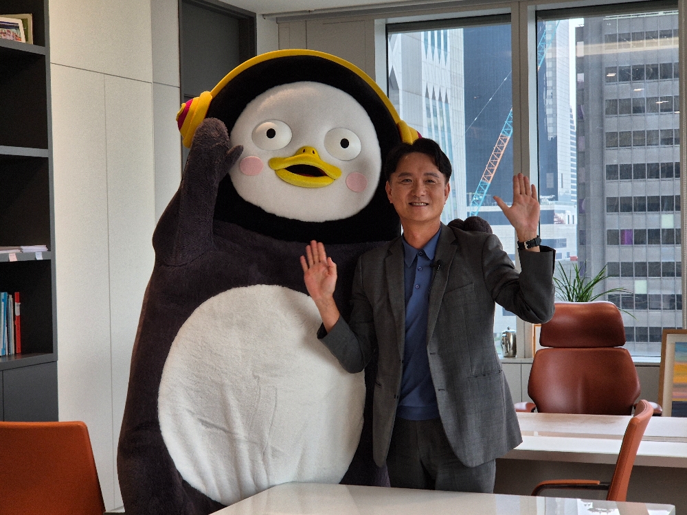 서울 여의도 키움증권 본사에서 만난 EBS 인기캐릭터 ‘펭수’와 엄주성 키움증권 대표. 사진=키움증권