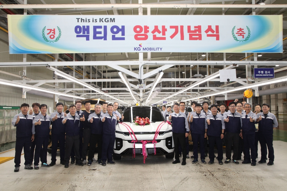 액티언 생산 주역들. 액티언 오른쪽 곽재선 회장, 왼쪽 생산1사업부 강상길 상무(사진=KGM)