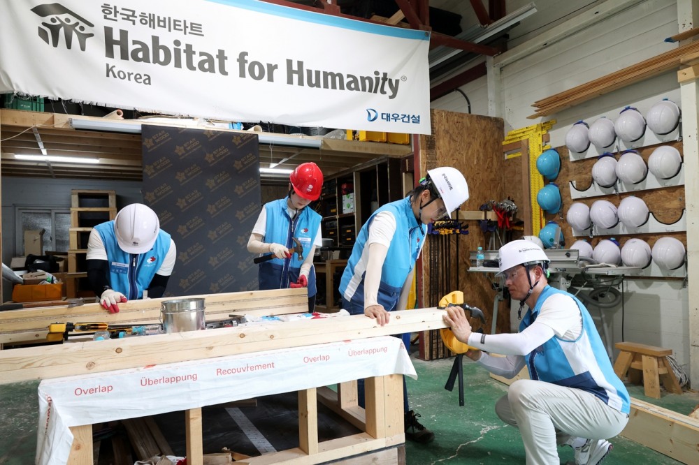 광복절을 맞아 대우건설 임직원이 독립유공자 후손의 집짓기를 위해 골조공사를 진행했다.(사진=대우건설)