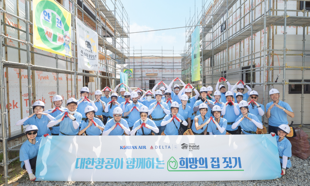 대한항공과 델타항공 임직원 33명은 지난 14일 충청남도 천안시 성거읍 석교리에서 소외된 이웃에게 새로운 보금자리를 마련해주는 ‘희망의 집짓기’ 봉사활동을 펼쳤다.(사진=대한항공)