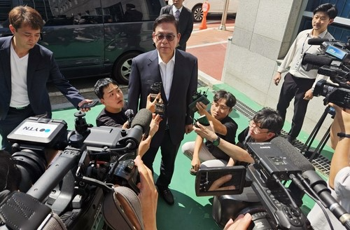 '돈 봉투 수수 의혹' 정우택 전 의원 영장심사 출석 전경. (사진=연합뉴스)