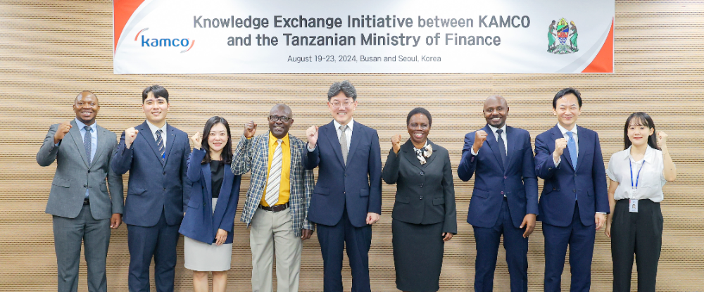 19일 부산국제금융센터(BIFC)에서 개최한 「국유 부동산 관리·처분 경험 및 노하우 전수를 위한 연수」에서 원호준 캠코 기업지원부문 총괄이사(사진 왼쪽에서 다섯 번째)와 제니퍼 아모로 탄자니아 재무부 차관보(사진 오른쪽에서 네 번째) 및 관계자들이 기념사진을 촬영하고 있다. 사진=캠코