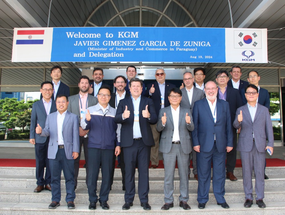 KATECH 주관하는 산업통상협력개발지원사업(공적개발원조)을 위해 방한한 파라과이의 하비에르 히메네스 산업부 장관(오른쪽에서 여섯 번째)과 후스또 사까리아스 이타이푸발전소 사장(오른쪽에서 여덟 번째) 등 일행이 지난 21일 KGMC 군산공장을 방문하여 국내 친환경 자동차산업의 발전 경험과 파라과이 자동차산업 정책역량 강화 방안에 대해 공유하고, 양국간의 신뢰 증대 및 협력 강화 방안에 대해 논의하는 자리를 갖고 기념촬영 하고 있다.(사진=KGMC)