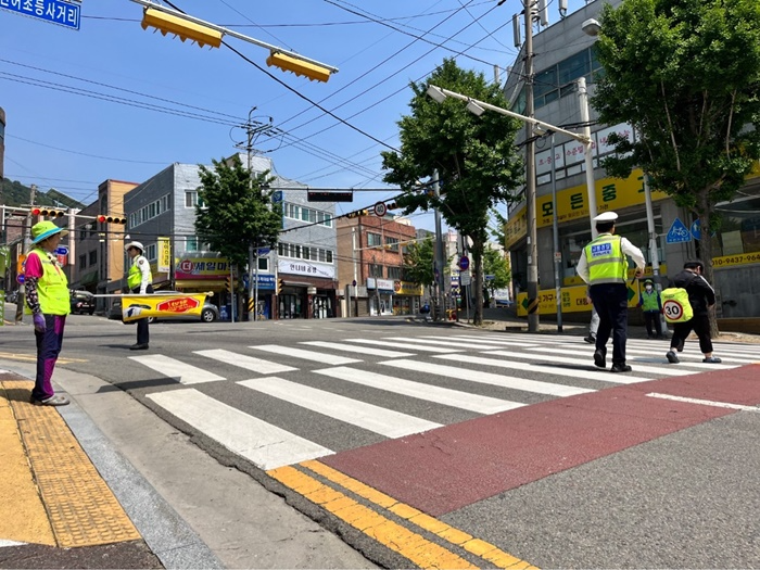 김해 신어초교 주변 교통안전활동 모습.(제공=경남경찰청)
