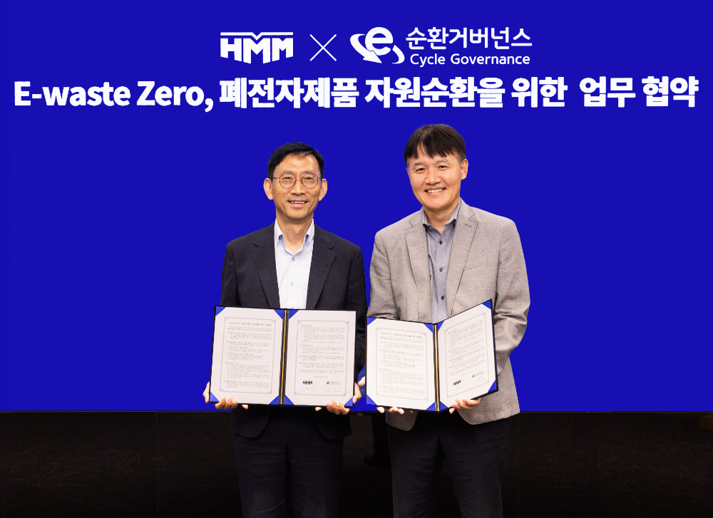 22일 HMM 여의도 본사에서 ‘E-Waste Zero, ESG 경영 실천 업무협약’ 체결식에 참석한 양사 관계자들이 기념 촬영을 하고 있다.(사진=HMM)