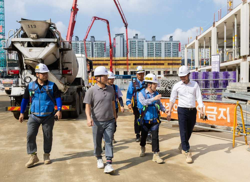 이길포 CSO(우측 두번째)와 자문위원들이 인천 검단 아파트 현장 방문 점검을 하고 있다.(사진=DL이앤씨)