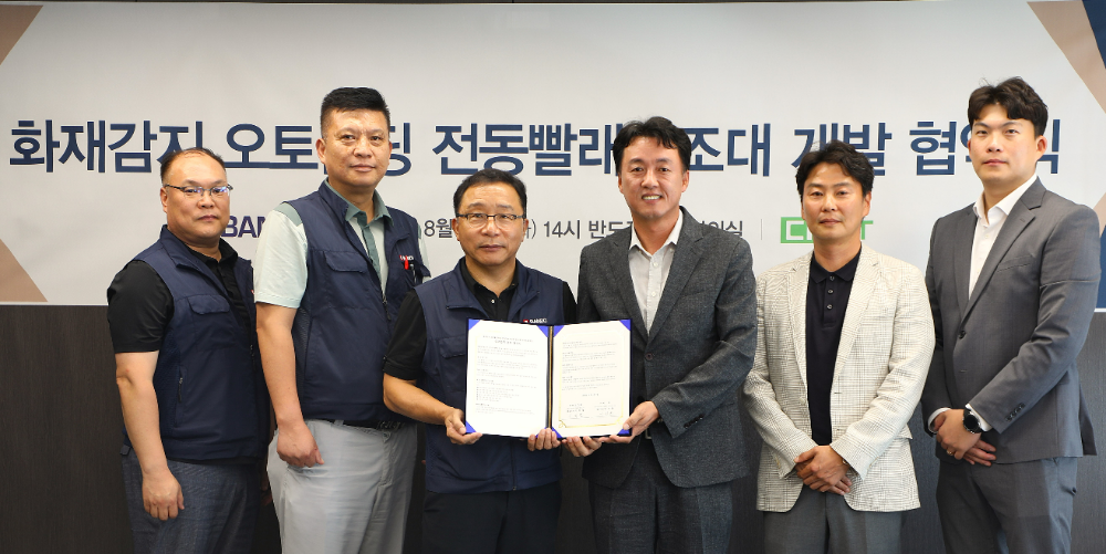 반도건설 이정렬 시공부문 대표(왼쪽에 세 번째), 씨넷 이경동 이사(왼쪽에서 네 번째) 외 임직원 일동.(사진=반도건설)