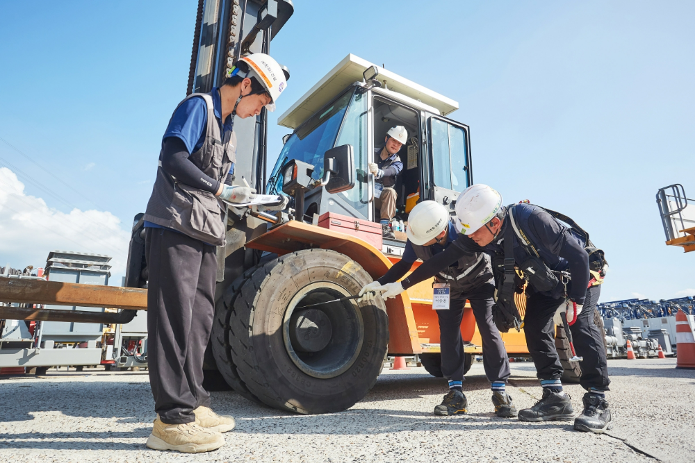 한화 건설부문 건설기계 담당자들이 현장 안전교육에 참여하고 있다.(사진=한화 건설부문)