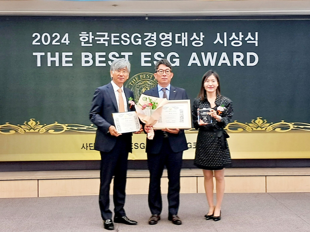30일(금), 서울 중구 한국언론진흥재단 19층에서 개최된 2024 한국ESG경영대상 'THE BEST ESG’ 시상식에서 송영환 LH 기획조정실장(가운데), 윤재은 한국ESG위원회 이사장(왼쪽), 유연정 ESG코리아뉴스 대표(오른쪽)가 LH 공공기관 부문 대상 수상 기념 촬영을 하고 있다.(사진=LH)
