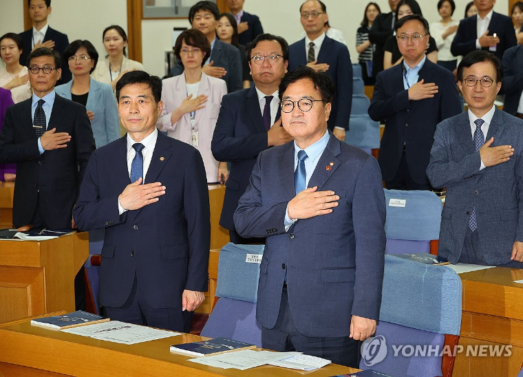 김민기 (왼쪽) 국회사무총장 (사진=연합뉴스)