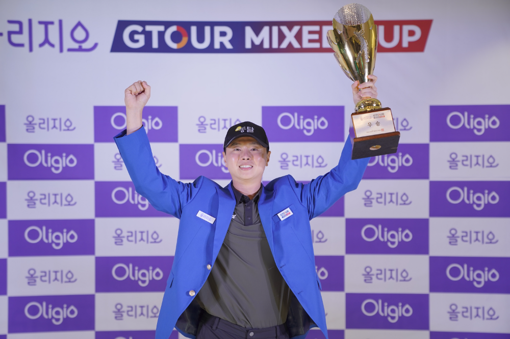 지난 2일(월) 대전 골프존조이마루에서 열린 ‘2024 올리지오 GTOUR MIXED CUP’ 우승자 염돈웅이 트로피를 들고 기념사진을 촬영하고 있다. 사진=골프존