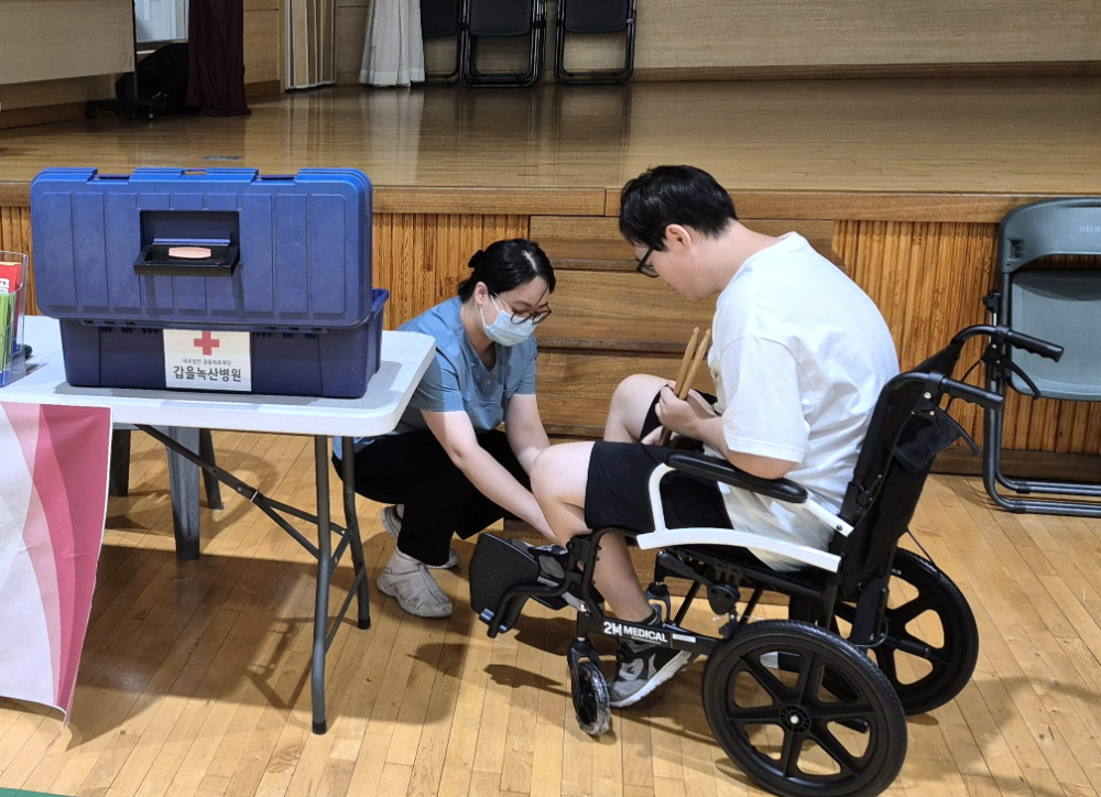 갑을녹산병원 의료팀이 지난 4일 '제2회 강서구 장애인 체육 대축전'에서 경기 중 부상당한 참가자를 치료하고 있다.(사진=KBI그룹)