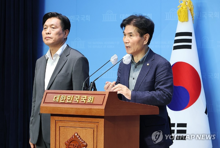 이용선 (오른쪽) 국회의원 (사진=연합뉴스)