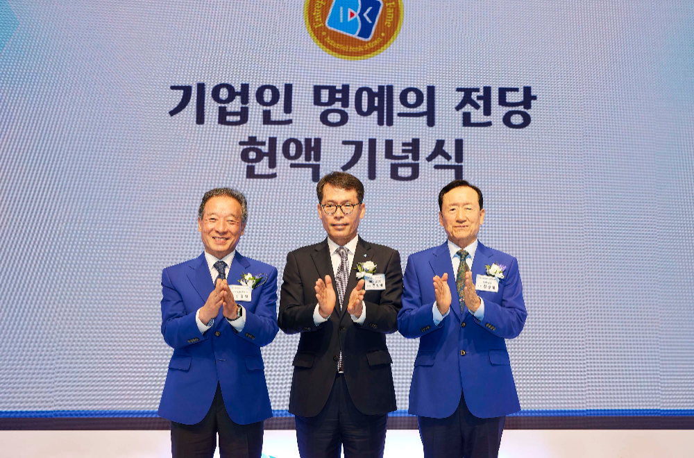 6일 서울 을지로 기업은행 본점에서 열린 ‘2024 기업인 명예의 전당 헌액식‘에서 김성태 IBK기업은행장(가운데)과 한승일 에이알 회장(오른쪽), 신홍범 리모트솔루션 회장(왼쪽)이 기념촬영을 하고 있는 모습. 사진=IBK기업은행