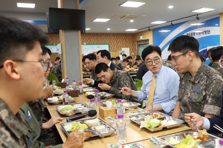 우원식 (오른쪽 두번째) 국회의장 (사진=공보수석실)