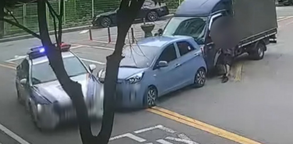 내리막길 굴러가던 화물차 순찰차가 가로막아 사고 예방