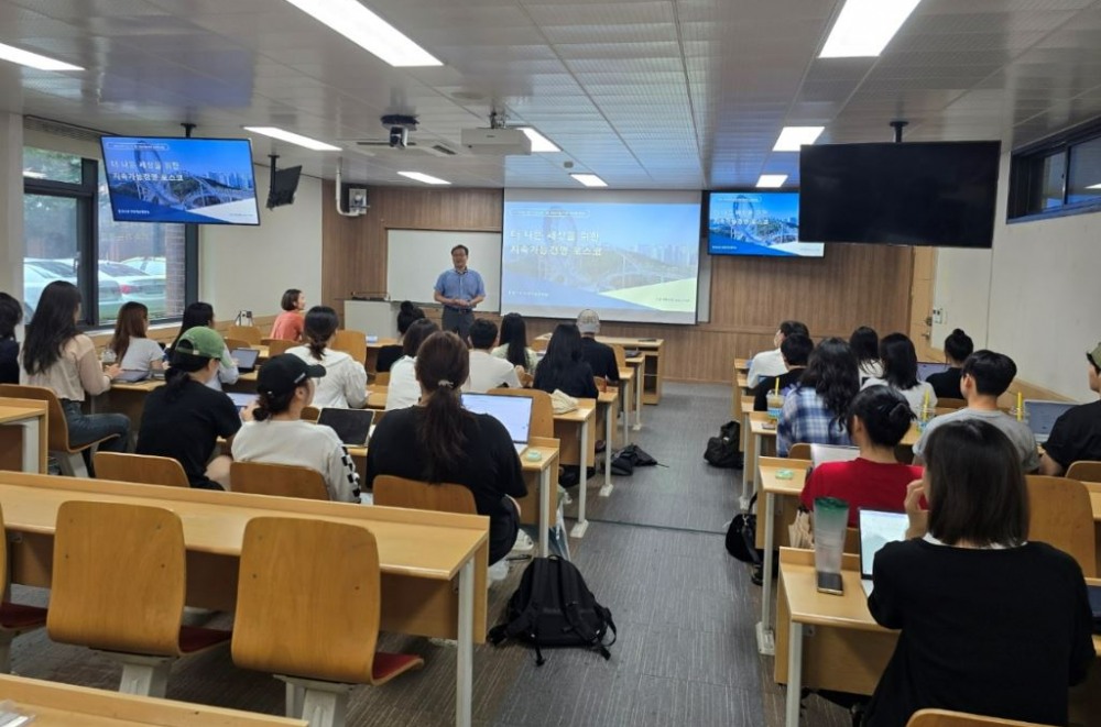 경상국립대학교에서 포스코엠텍 담당임원이 특강을 진행하는 모습.(사진=포스코그룹)